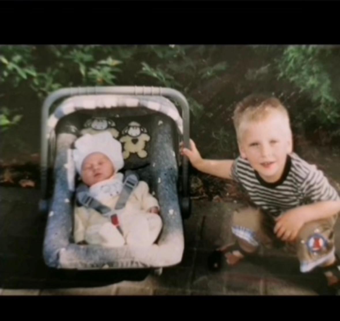 Edik, etwa drei Jahre alt, mit Baby Violetta