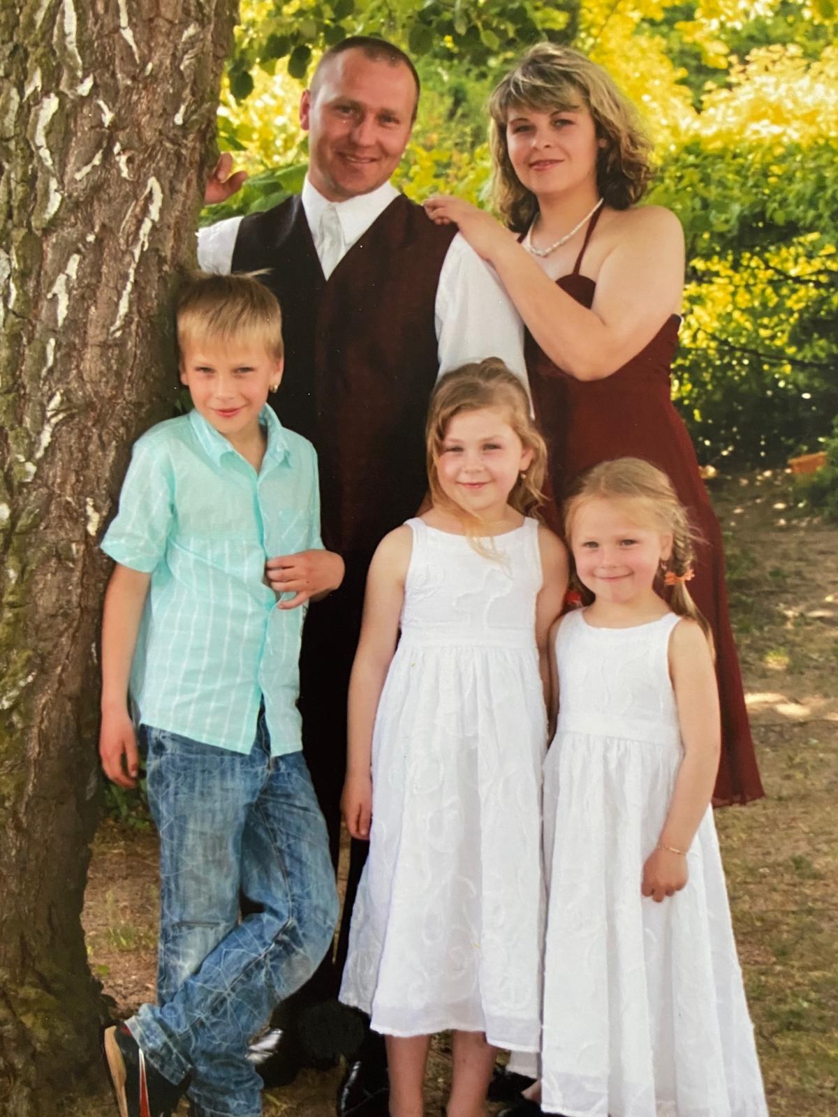Familienfoto mit Papa Viktor, Mama Oxana, Edik, Violetta und Melissa