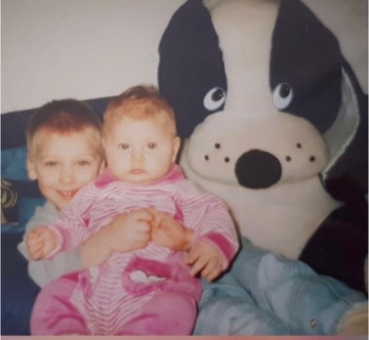 Violetta und Edik mit dem großen Stoffhund