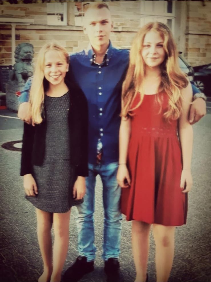 Melissa und Violetta als Jugendliche vollständig im Bild