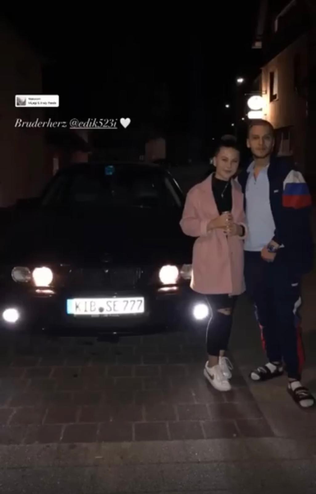 Ein gemeinsamer Familienmoment am Auto