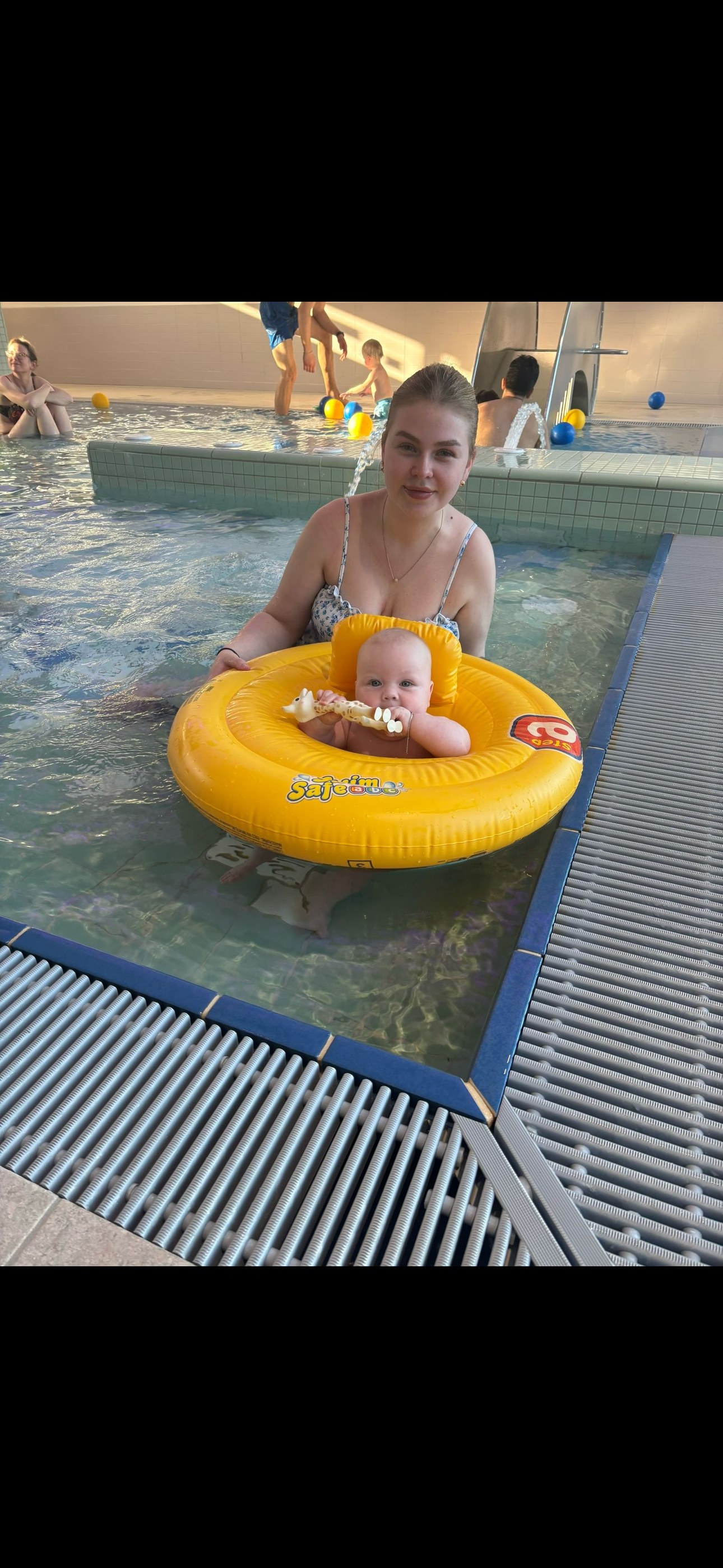 Violetta mit Raja im Schwimmbad