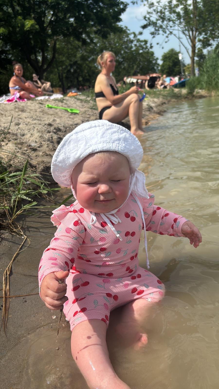 Violetta und Raja an einem Sommertag am Wasser