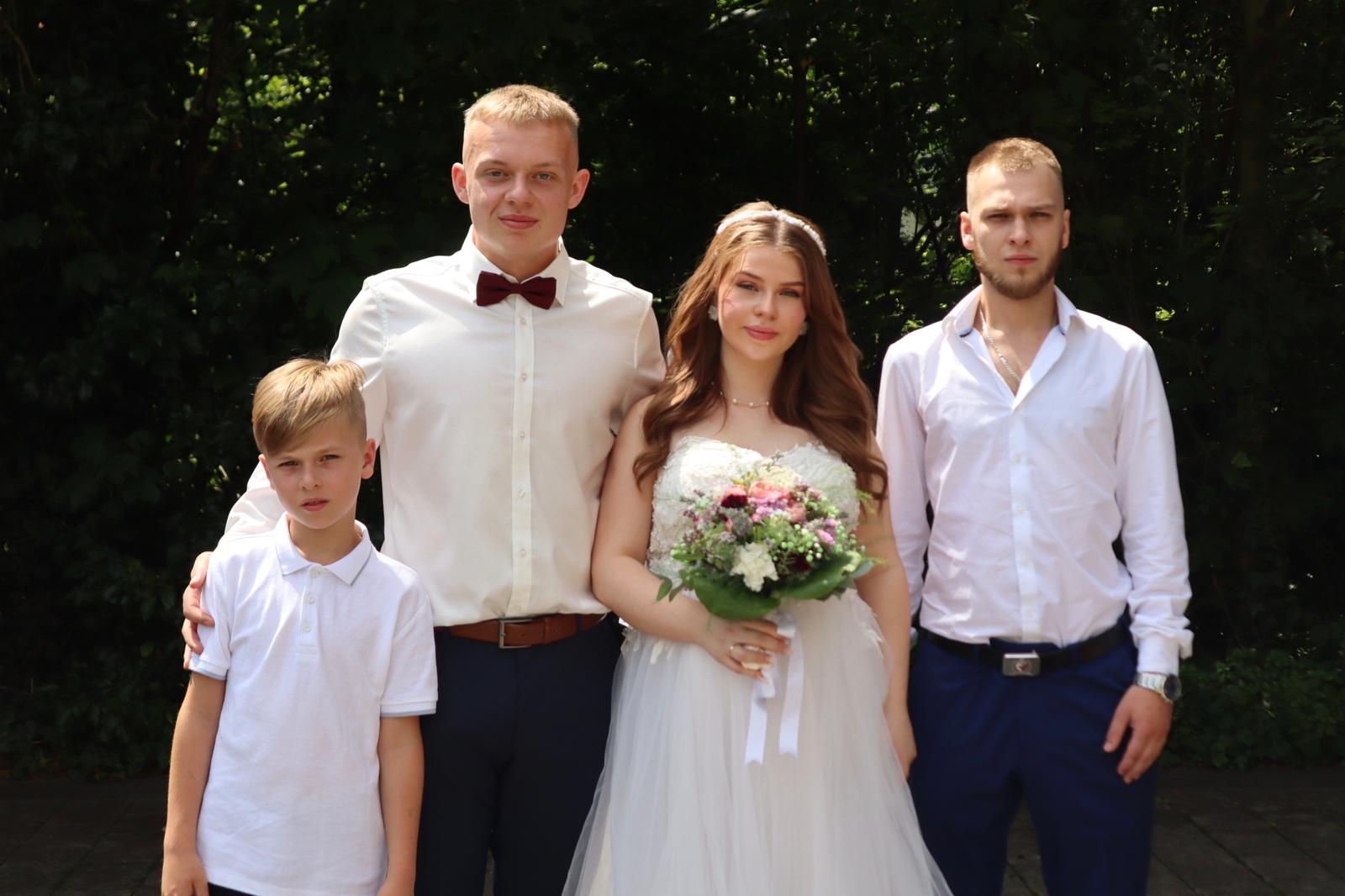 Violetta, Maxim und die Familie bei der Hochzeit