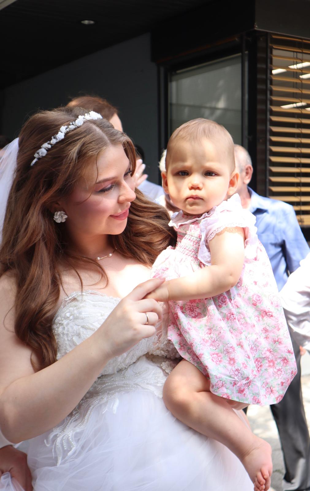 Violetta mit ihrer Nichte Liza bei der Hochzeit