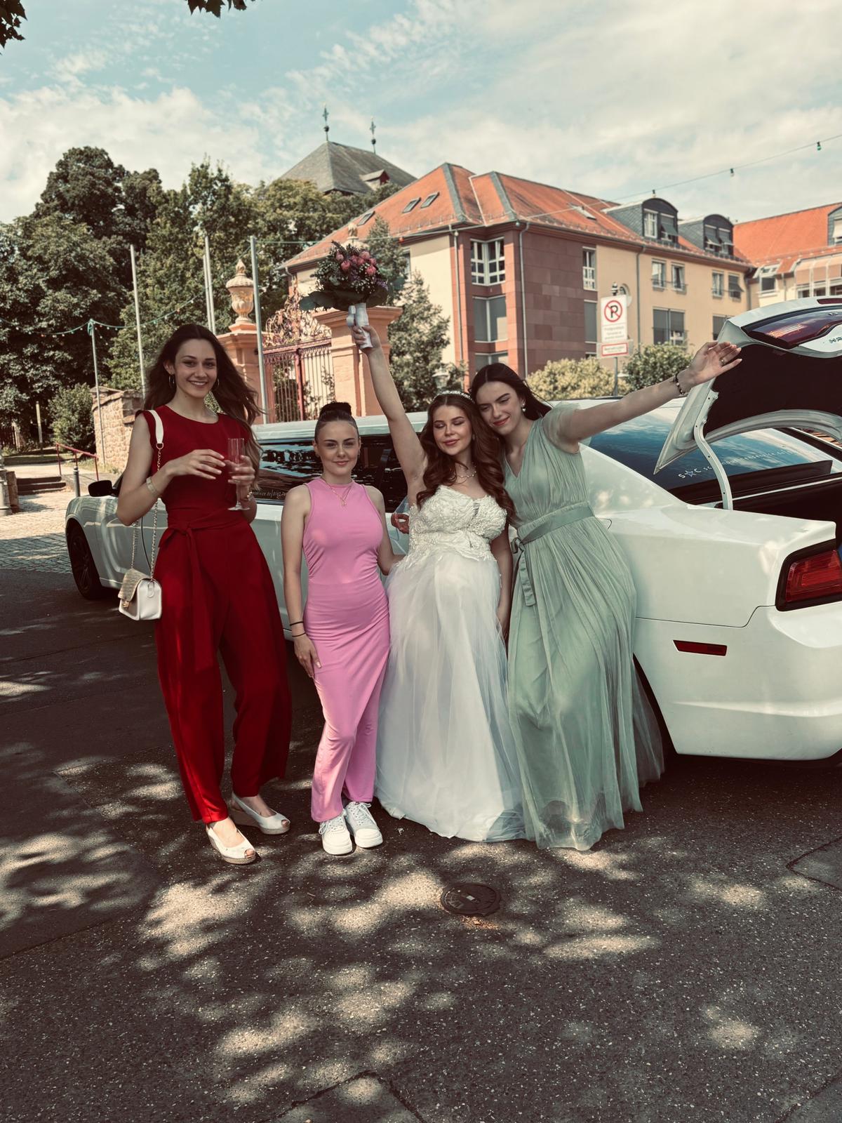 Violetta mit ihren Freundinnen bei der Hochzeit