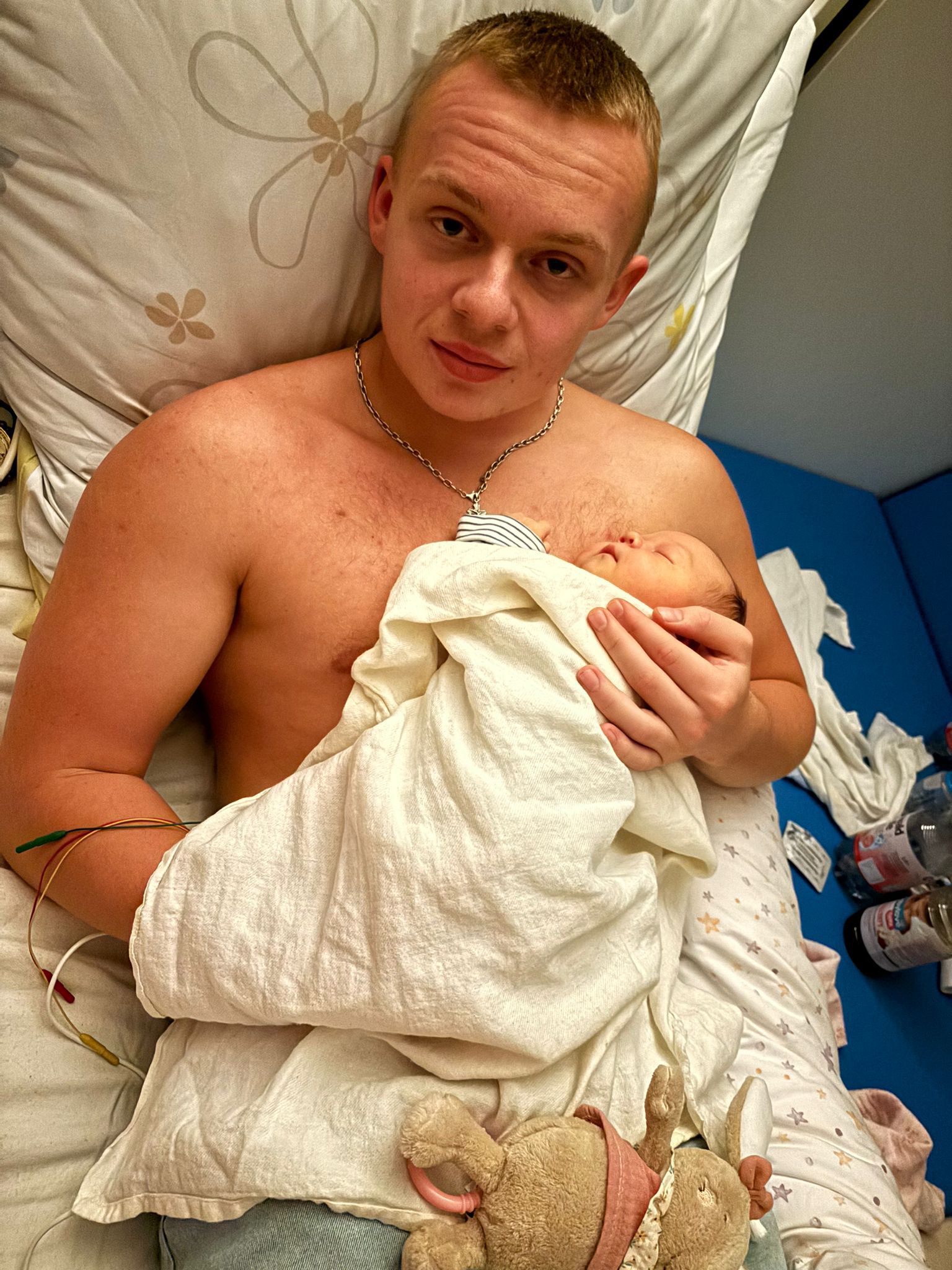 Maxim mit seiner neugeborenen Tochter Raja