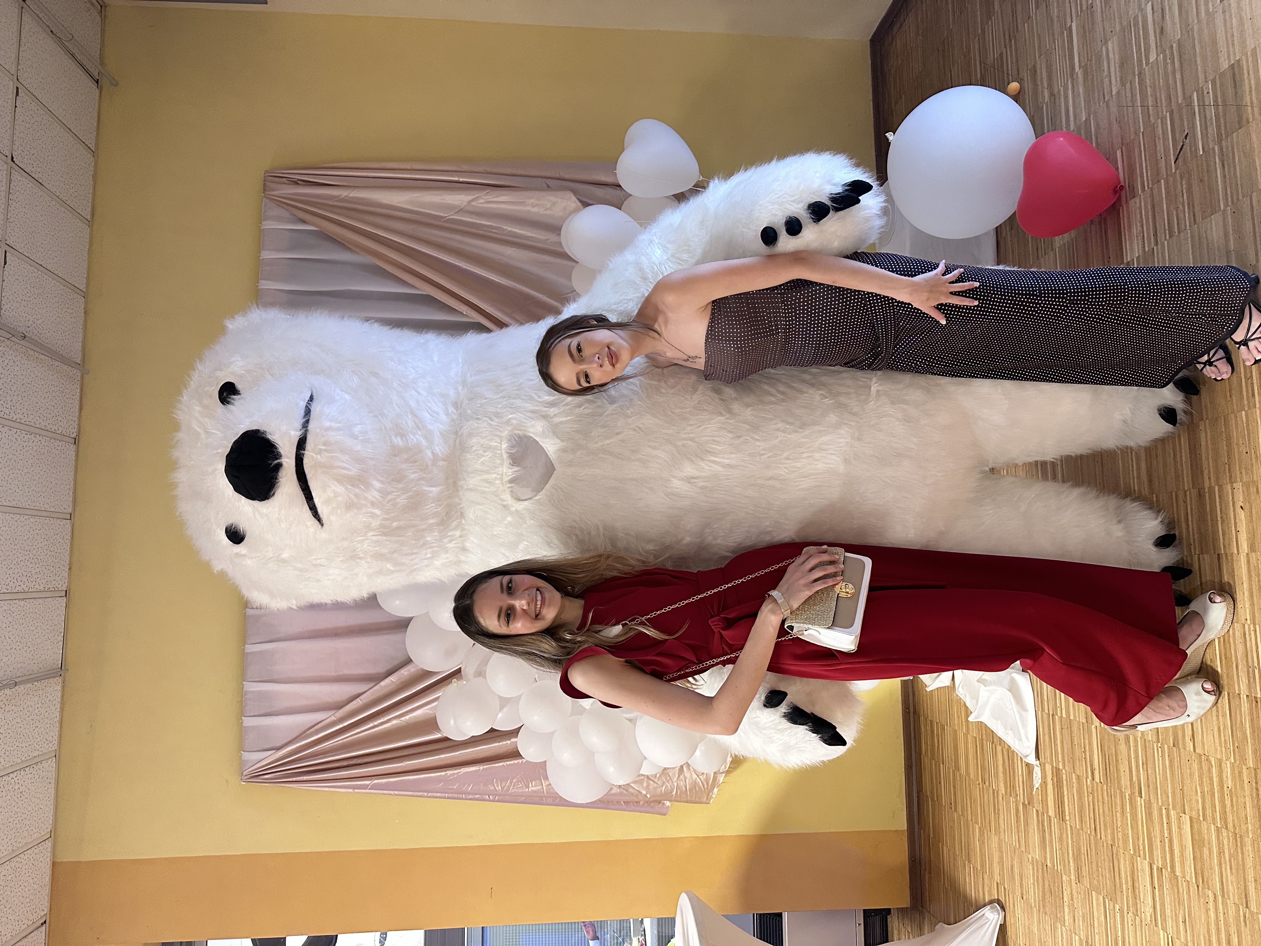 Sophie und Mascha bei der Hochzeit mit dem Eisbären