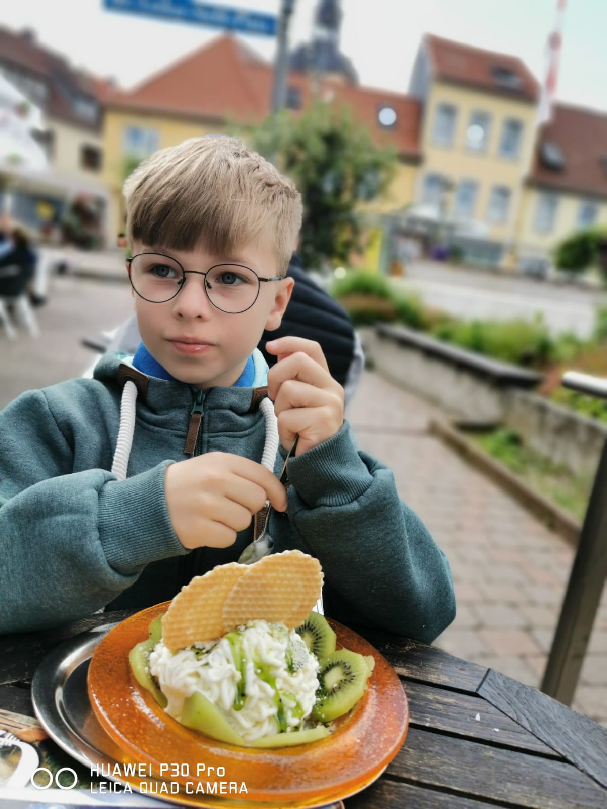 Mischa beim Eisessen in der Stadt