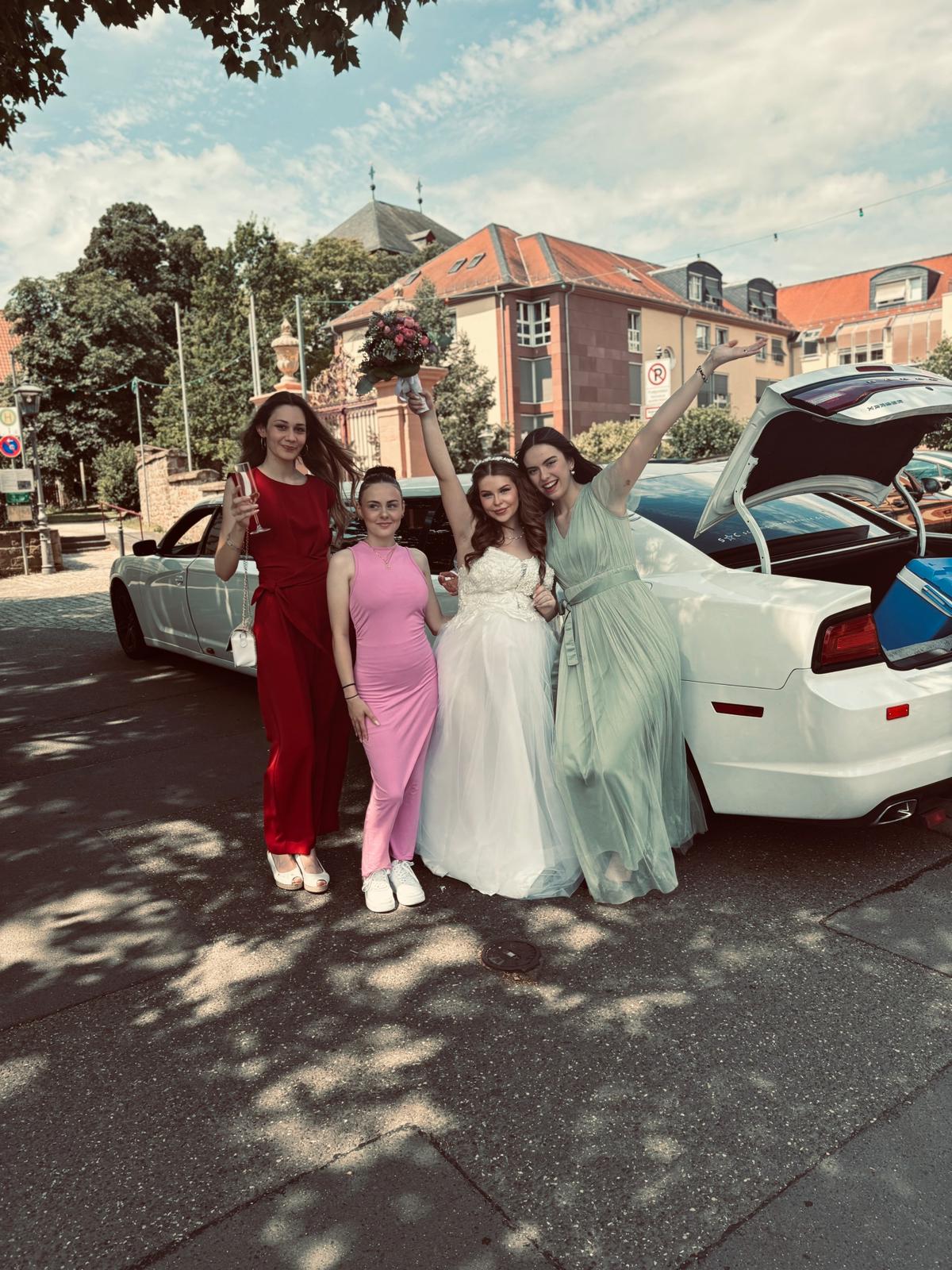Sophie, Jessica, Braut Violetta und Amelie vor dem Hochzeitsauto