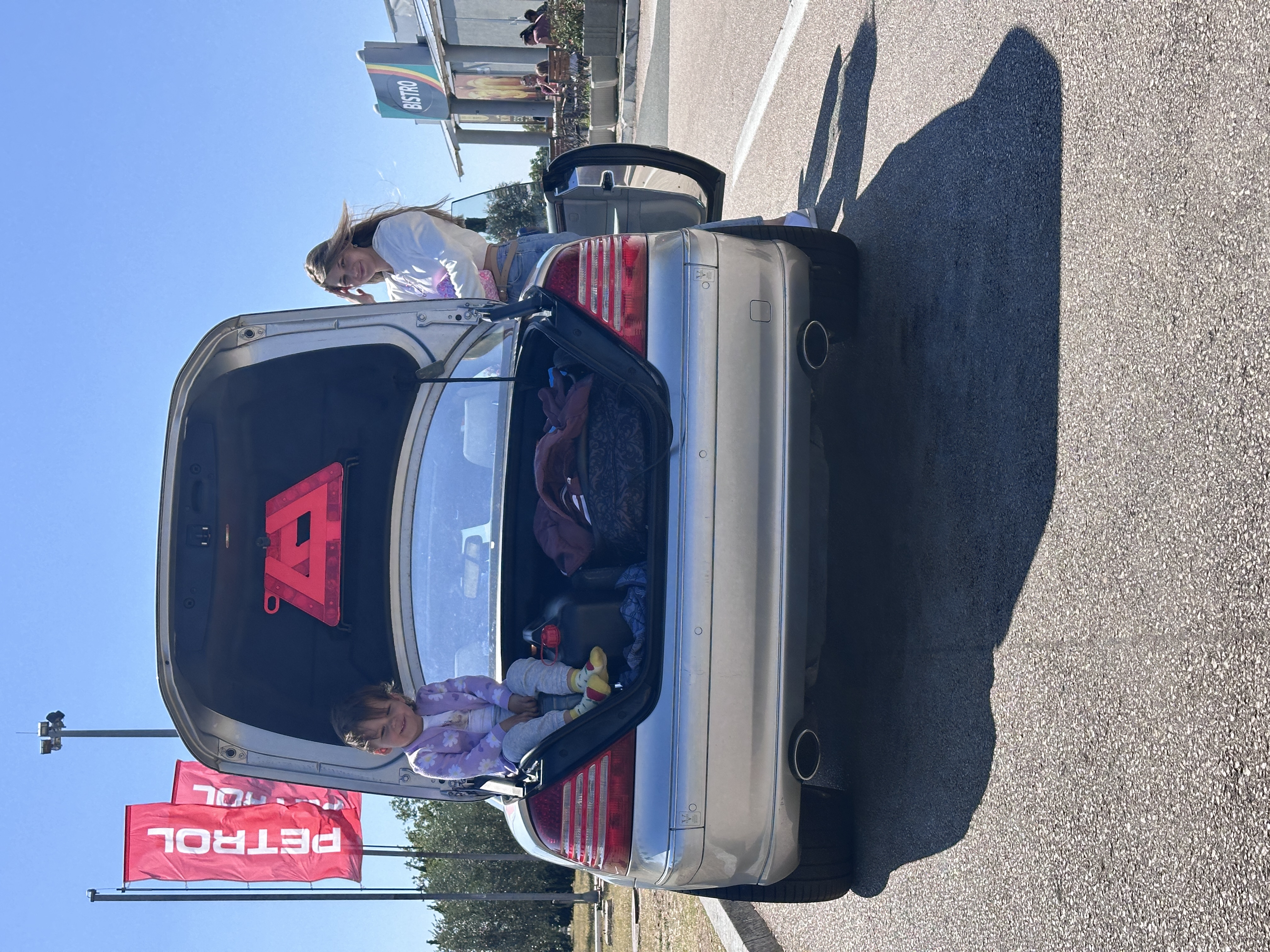 Sophie, Liza und Edik mit dem CL 500 auf dem Weg nach Montenegro