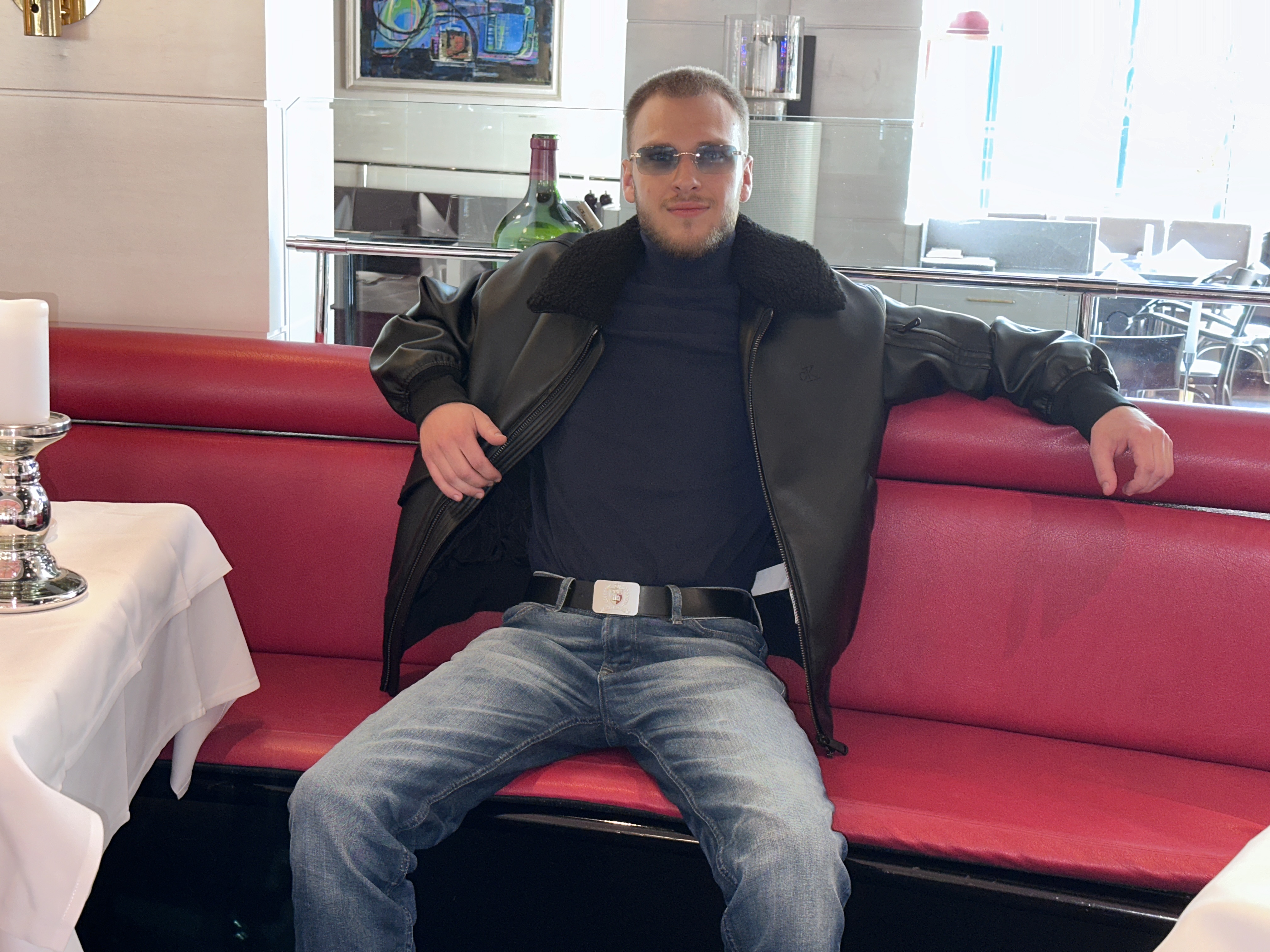 Edik, Violettas großer Bruder, im Restaurant