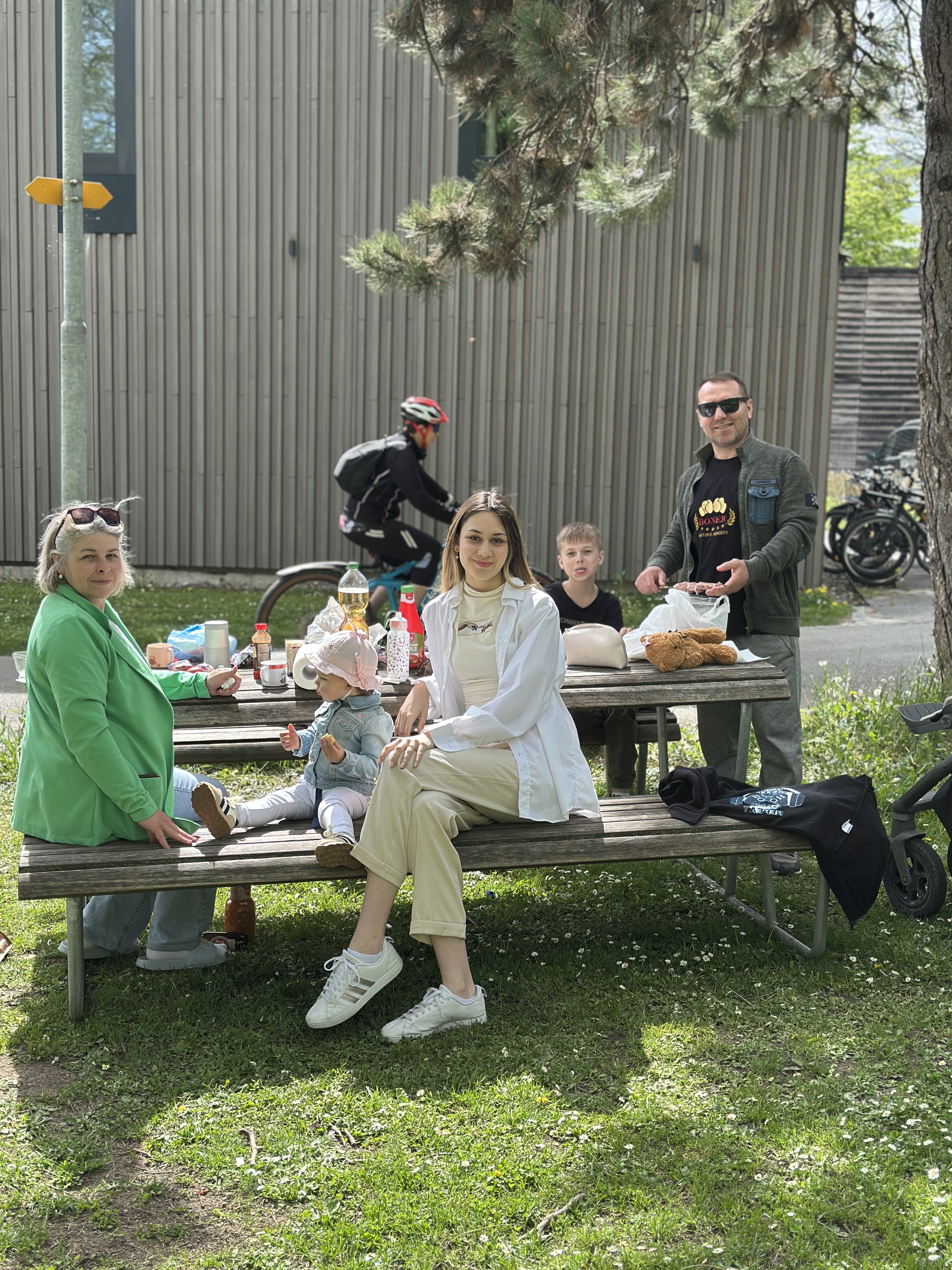 Mama Oxana, Papa Viktor, Mischa, Sophie und Liza beim Picknick