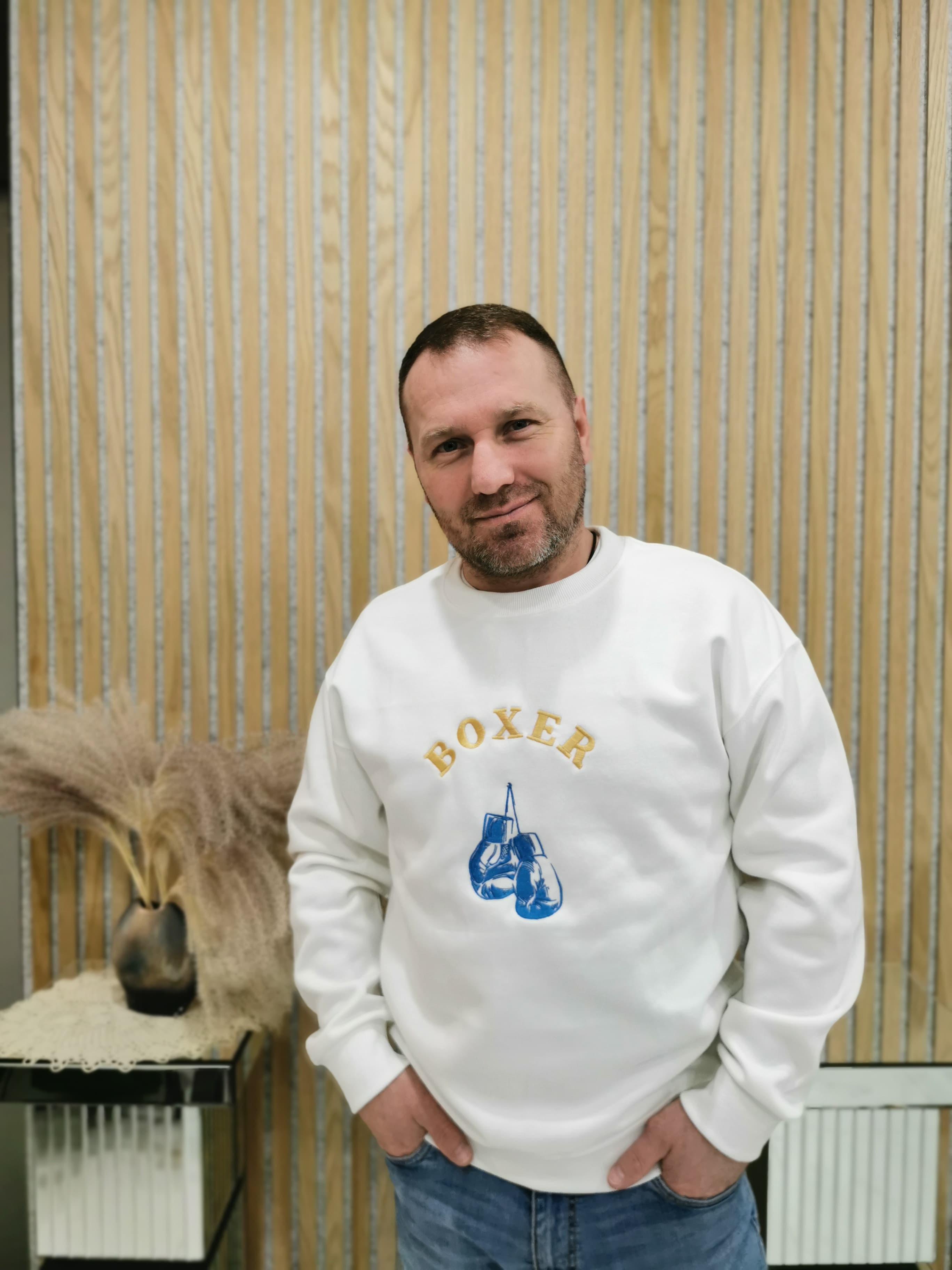Papa Viktor im Boxer-Pullover
