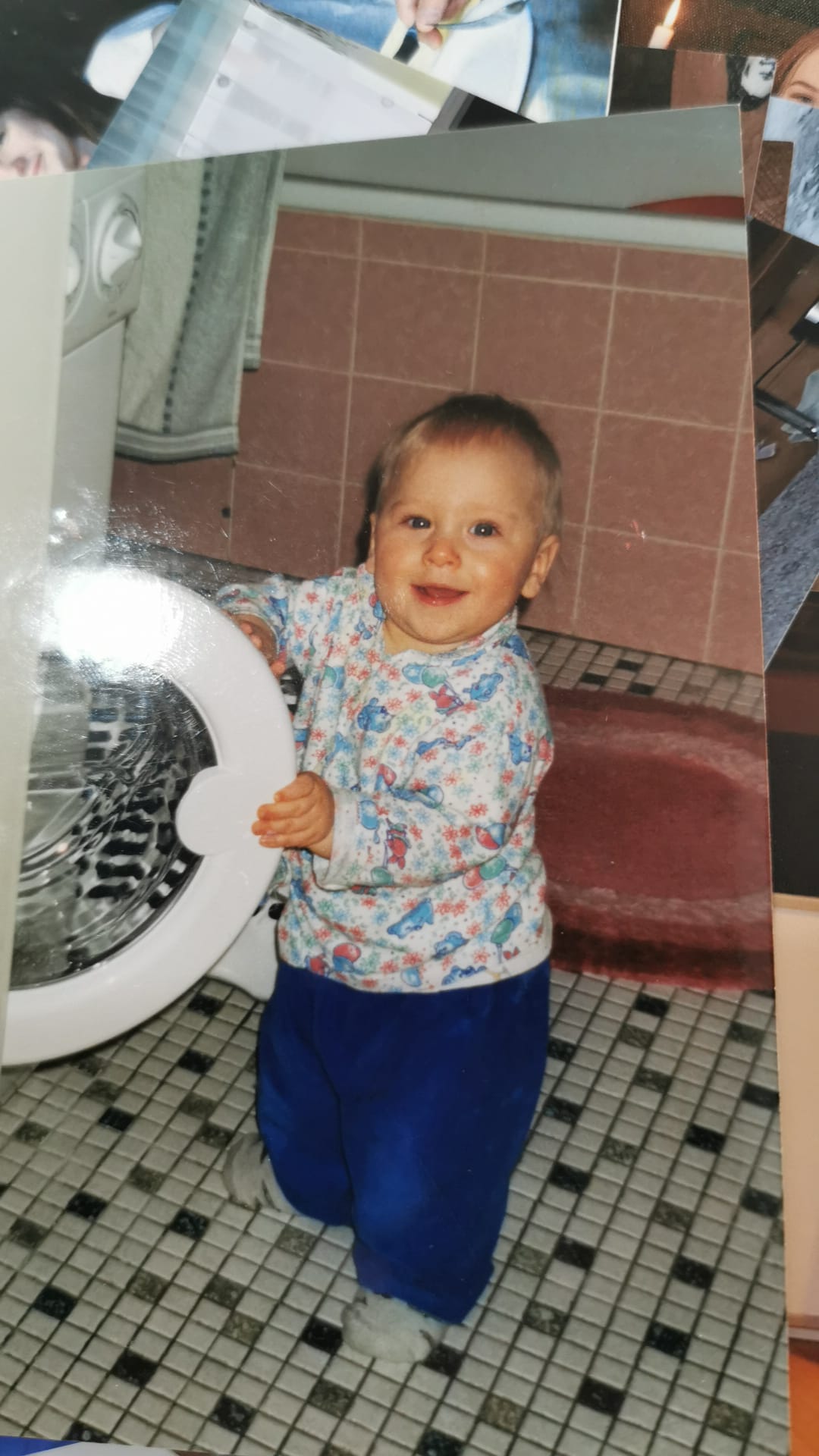 Edik als kleines Kind an der Waschmaschine